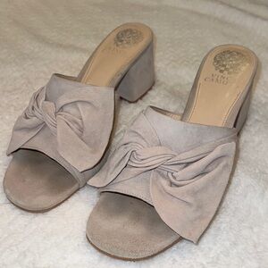 Vince Camuto Womens Beige Tan Neutral Bow Slide Sandals Size 8 Like NEW